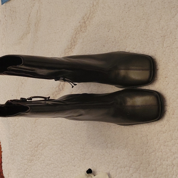 Donald J. Pliner Shoes - Donald J Pliner black boots mid heels size 6.5M